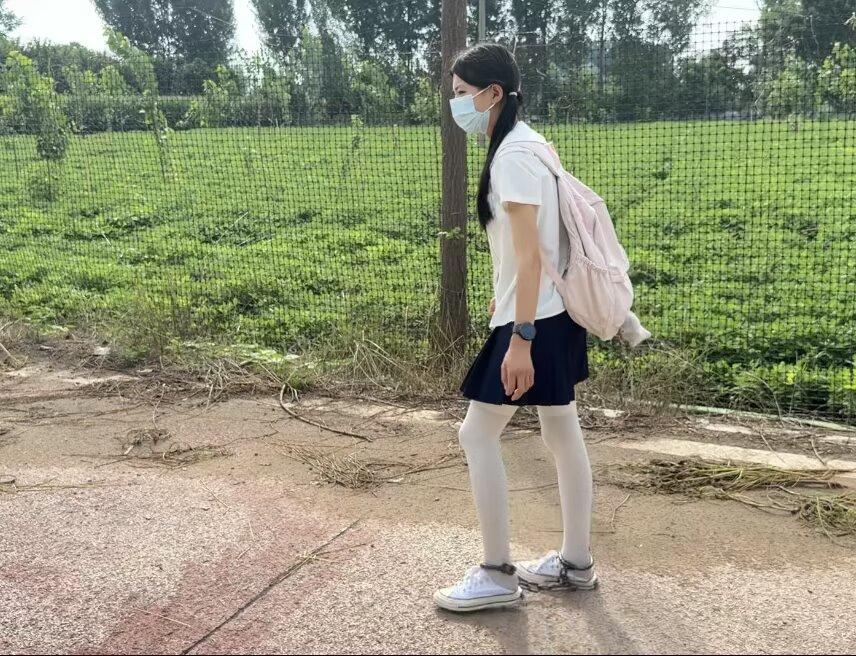 18岁JK白丝脚镣女高的户外两公里镣铐徒步