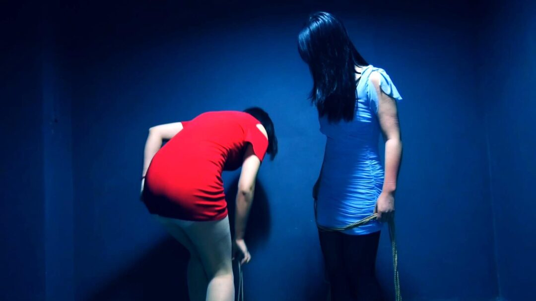 定拍转公映《绝境面试，血色圈套 》 上集 两个女大学生面试绳艺模特误入 被囚禁在地牢中