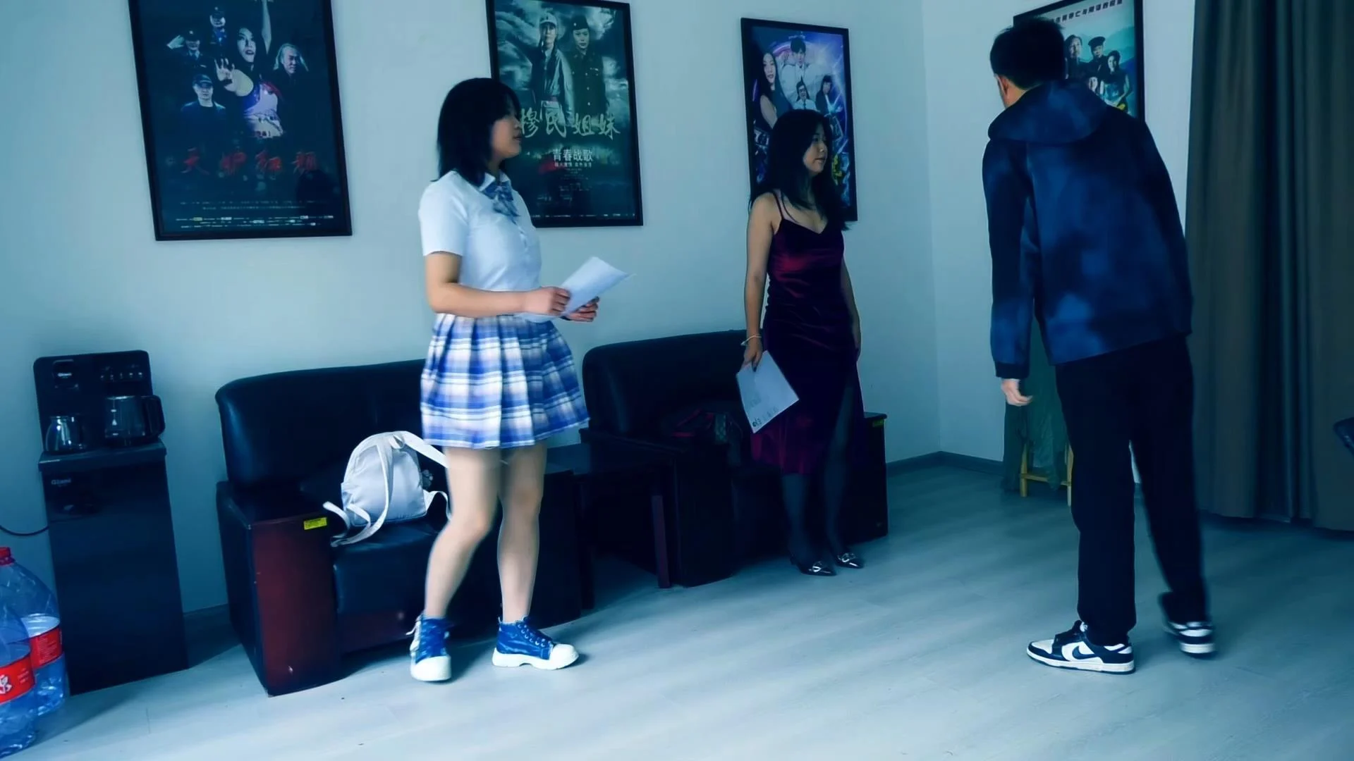 定拍转公映《绝境面试，血色圈套 》 上集 两个女大学生面试绳艺模特误入 被囚禁在地牢中