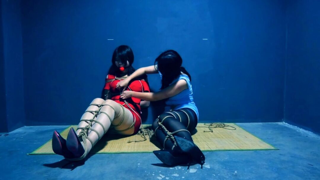 定拍转公映《绝境面试，血色圈套 》 上集 两个女大学生面试绳艺模特误入 被囚禁在地牢中