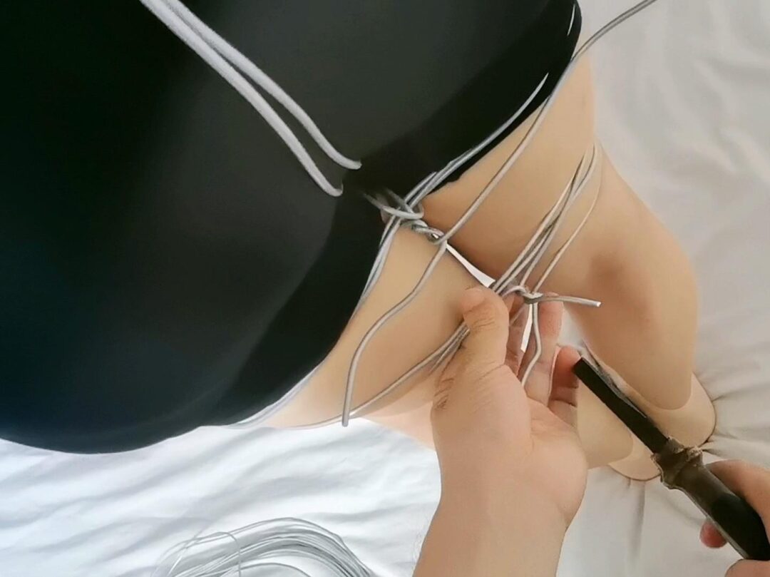 真实M严厉的铁丝捆绑惩罚调教，不锈钢扎带、铁丝五花大绑，铁丝股绳，丝袜脚、驷马紧缚挣扎