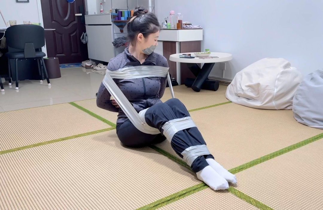 【缚艺录】白袜驷马胶带捆绑+严实的封嘴