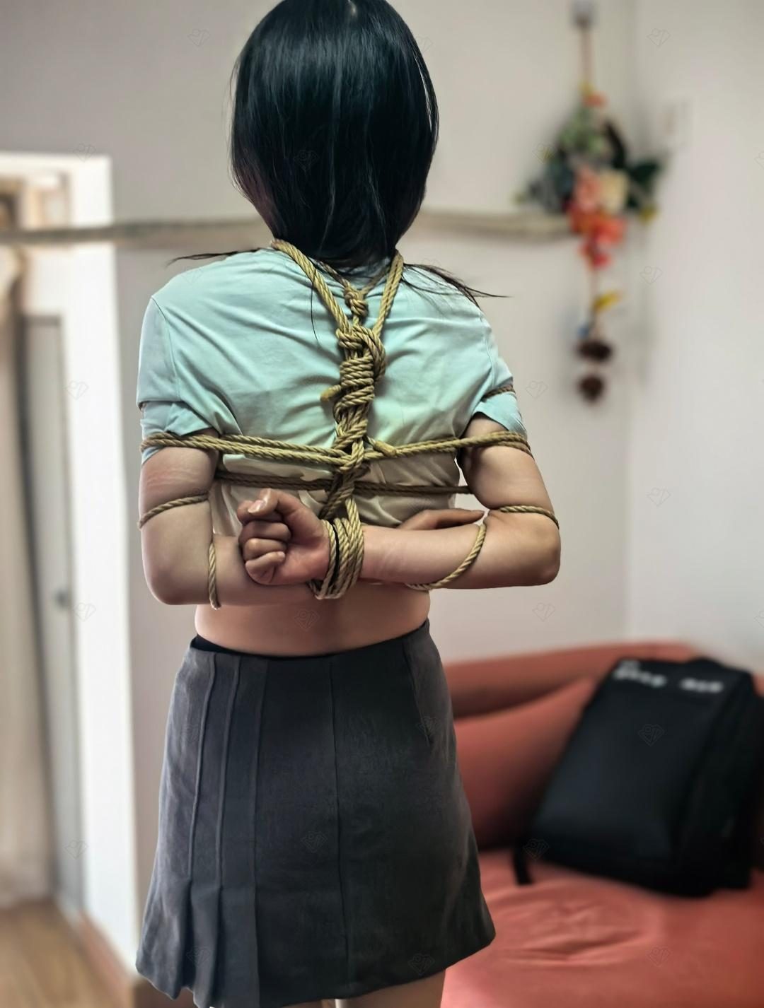 女大学生首次体验绳缚