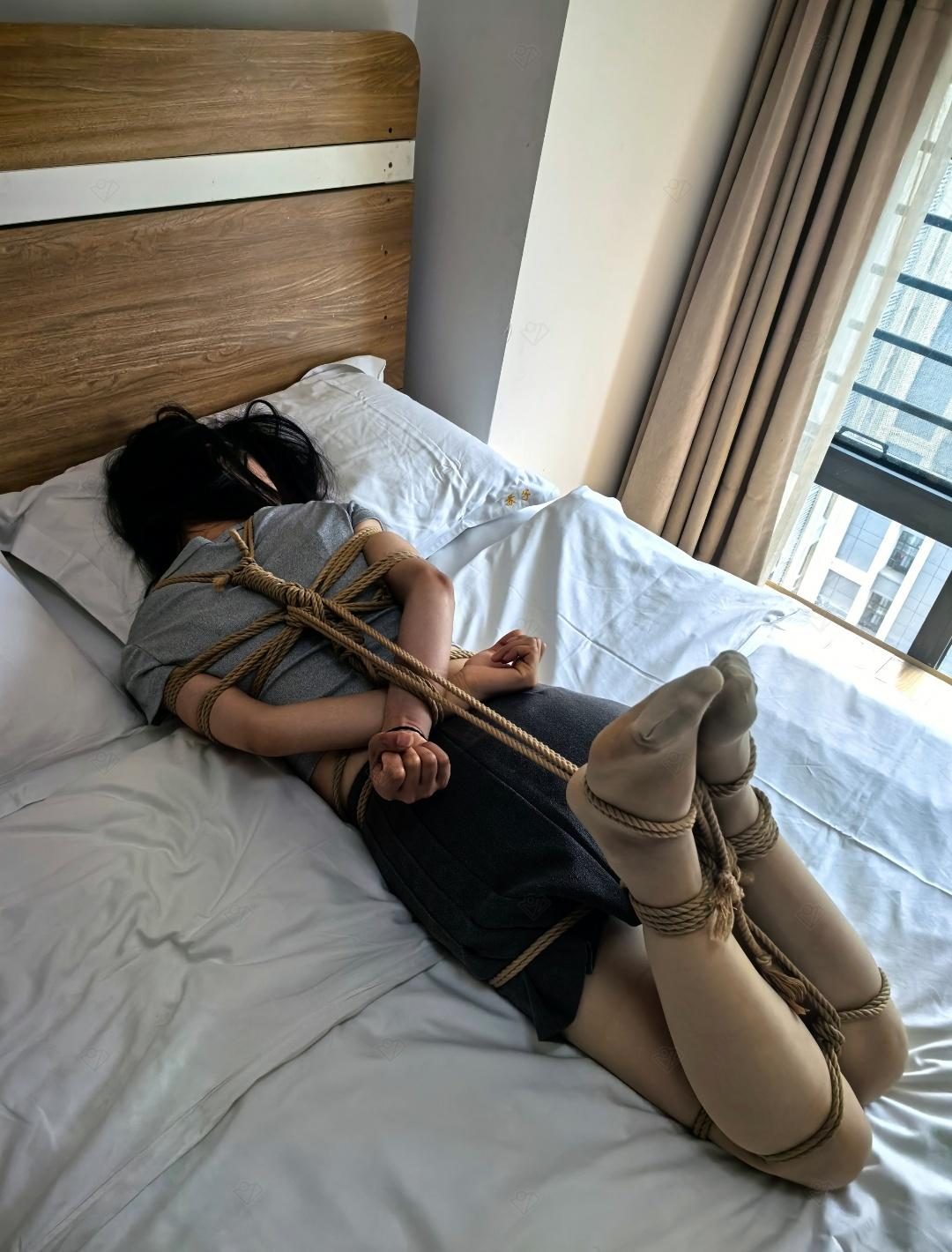 女大学生首次体验绳缚