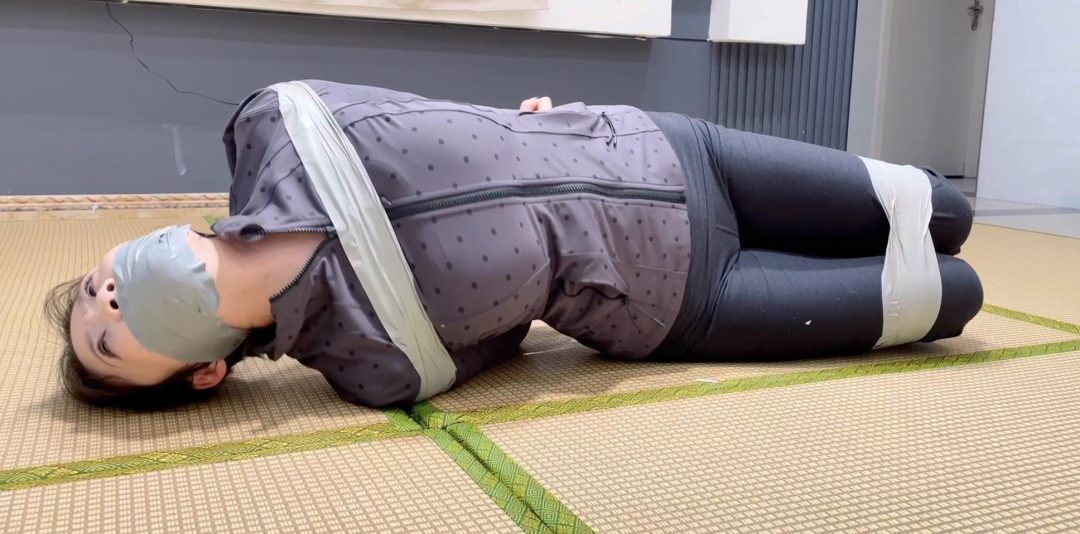 【缚艺录】白袜驷马胶带捆绑+严实的封嘴