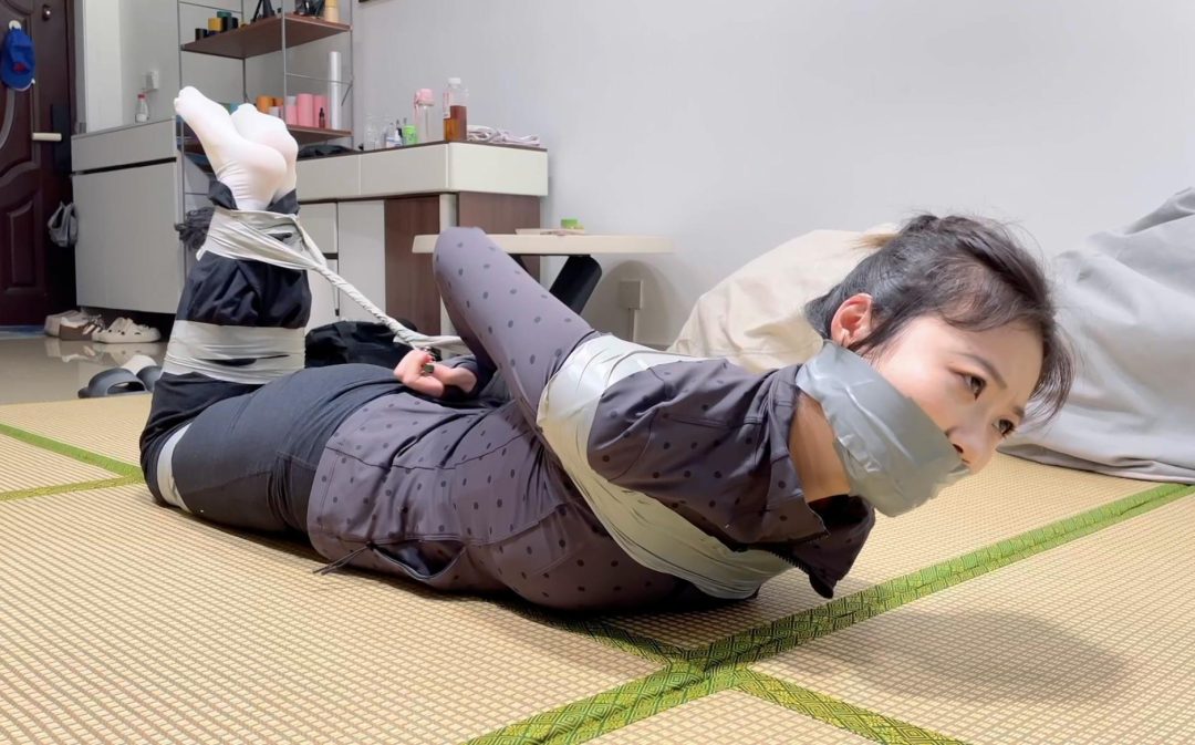 【缚艺录】白袜驷马胶带捆绑+严实的封嘴