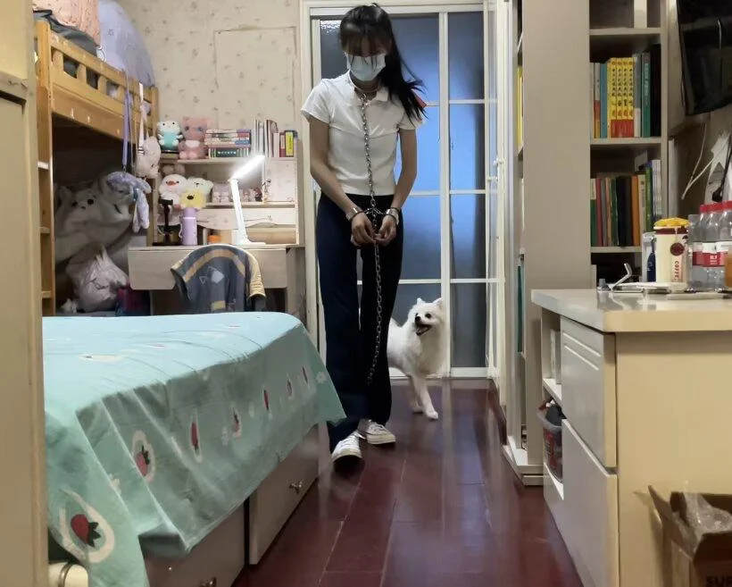 18岁女高的户外连体镣铐体验-白丝-白一带布鞋