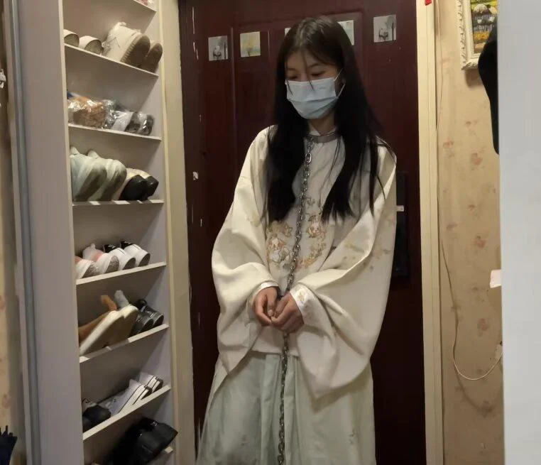 18岁女高的户外连体镣铐体验-白丝-白一带布鞋