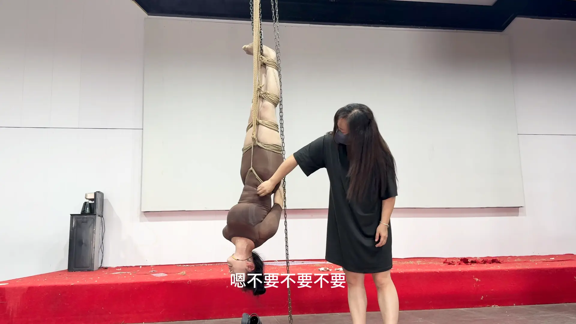 媚娘工作室-后高手接口水+倒吊惩罚