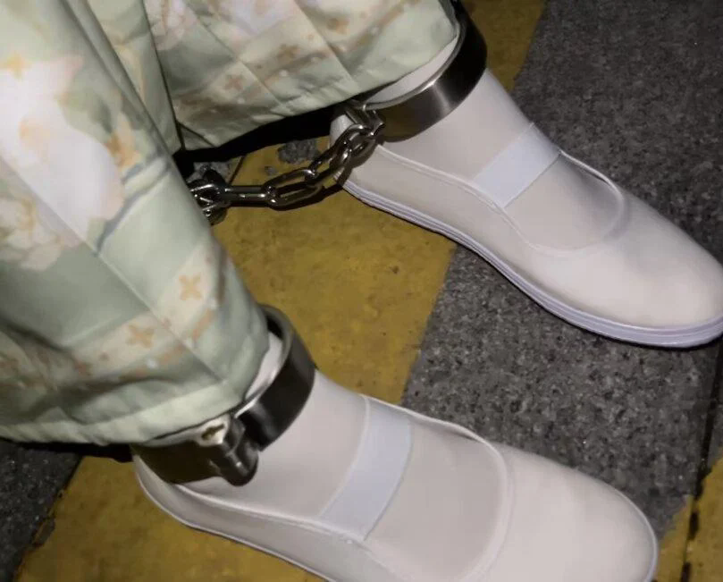 18岁女高的户外连体镣铐体验-白丝-白一带布鞋