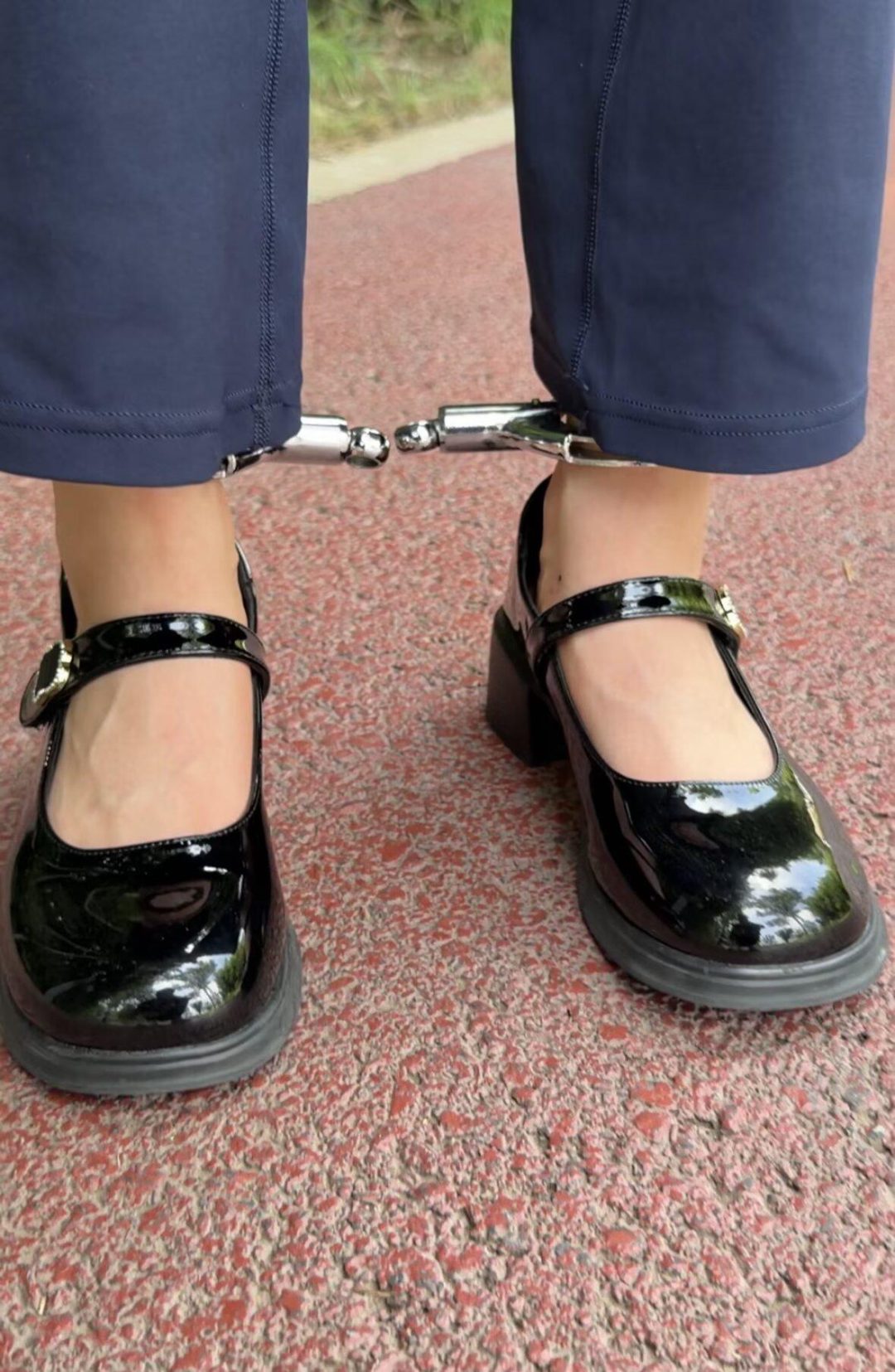 18岁女高的脚铐周末日记-裤脚下的秘密