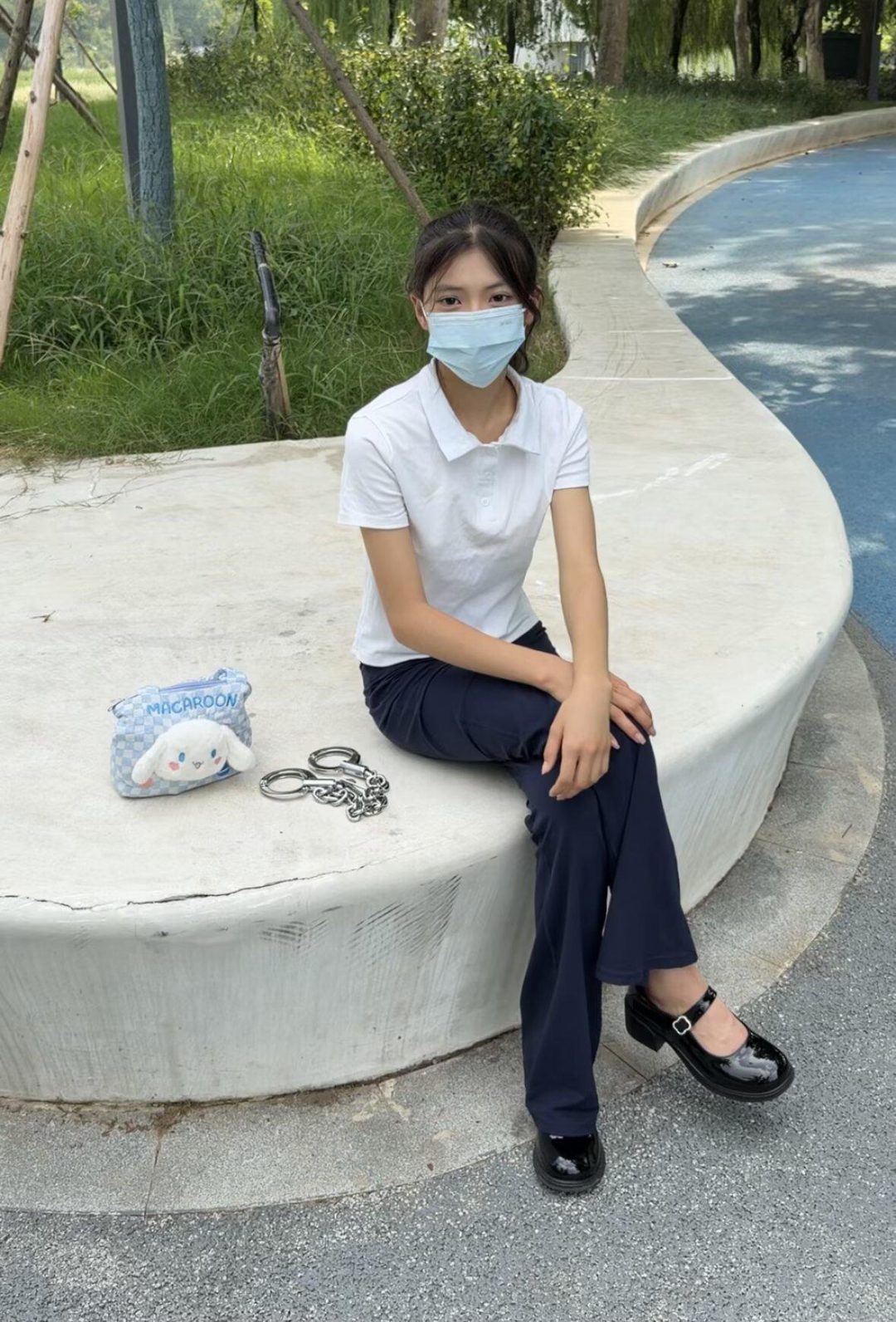 18岁女高的脚铐周末日记-裤脚下的秘密