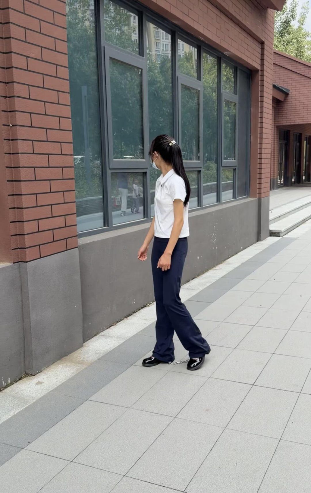 18岁女高的脚铐周末日记-裤脚下的秘密