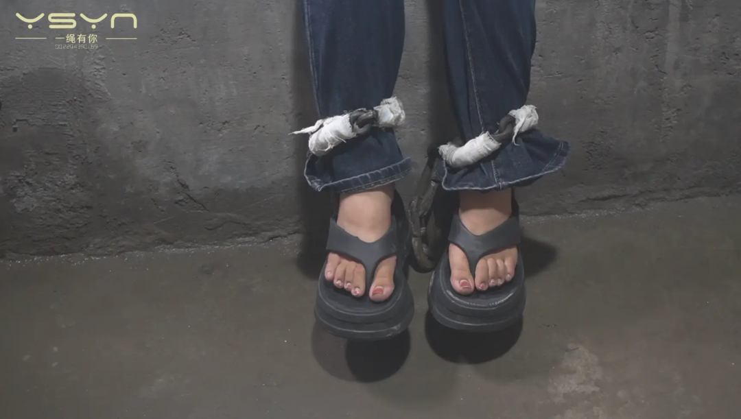 【烟引镣刑】颜值高不高大家挑一挑两个女犯因其中一个偷偷在牢房吸烟被惩罚