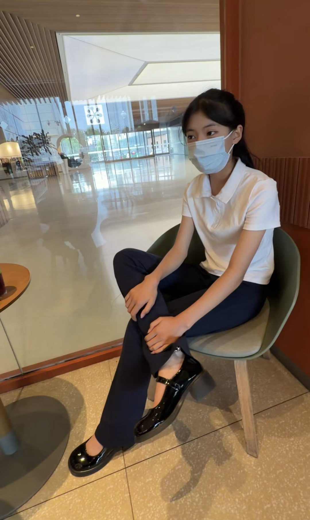 18岁女高的脚铐周末日记-裤脚下的秘密