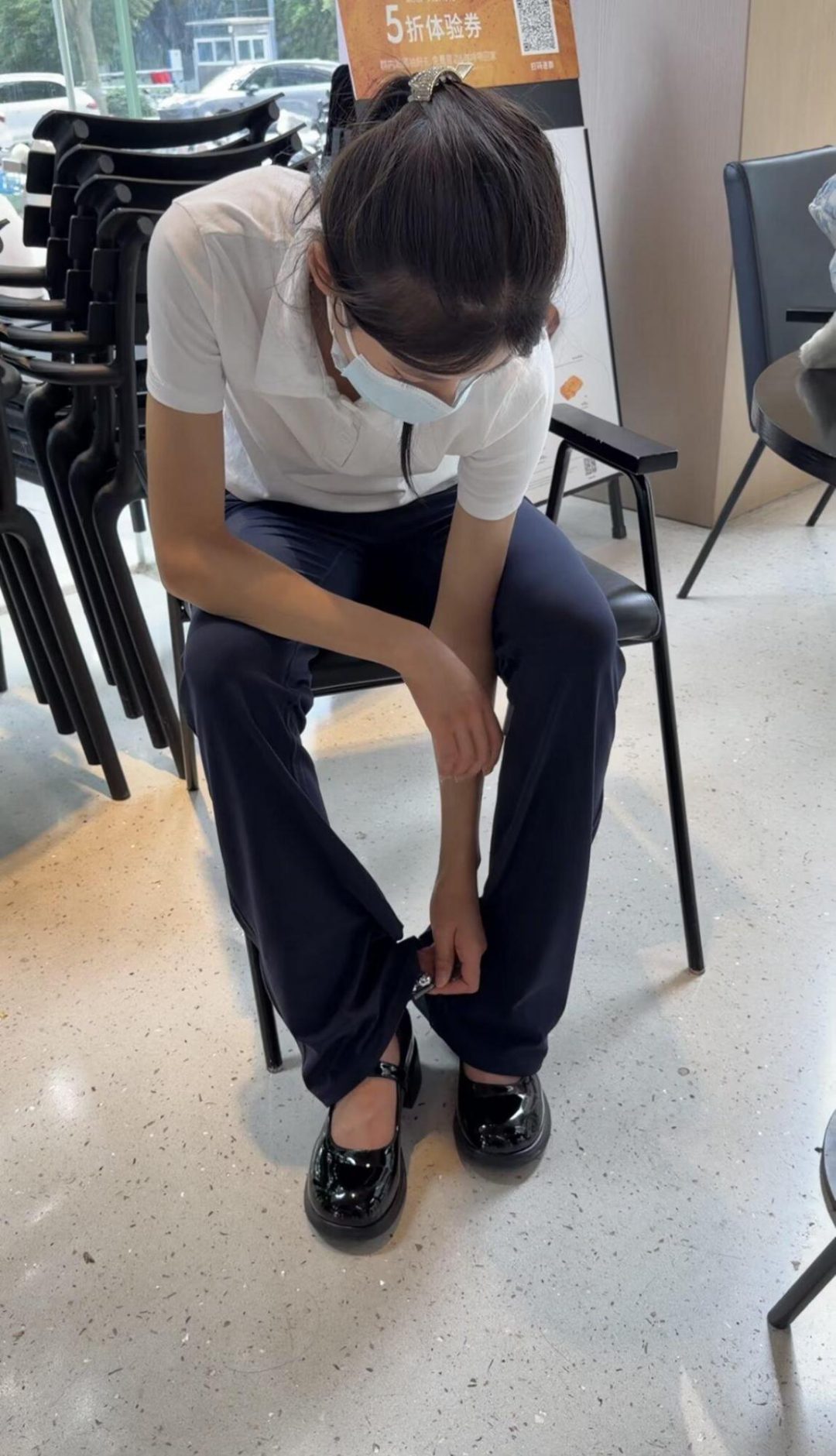 18岁女高的脚铐周末日记-裤脚下的秘密