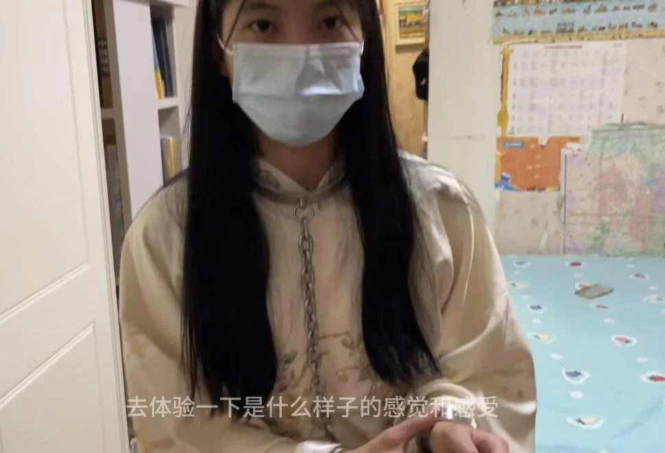 18岁女高的户外连体镣铐体验-白丝-白一带布鞋