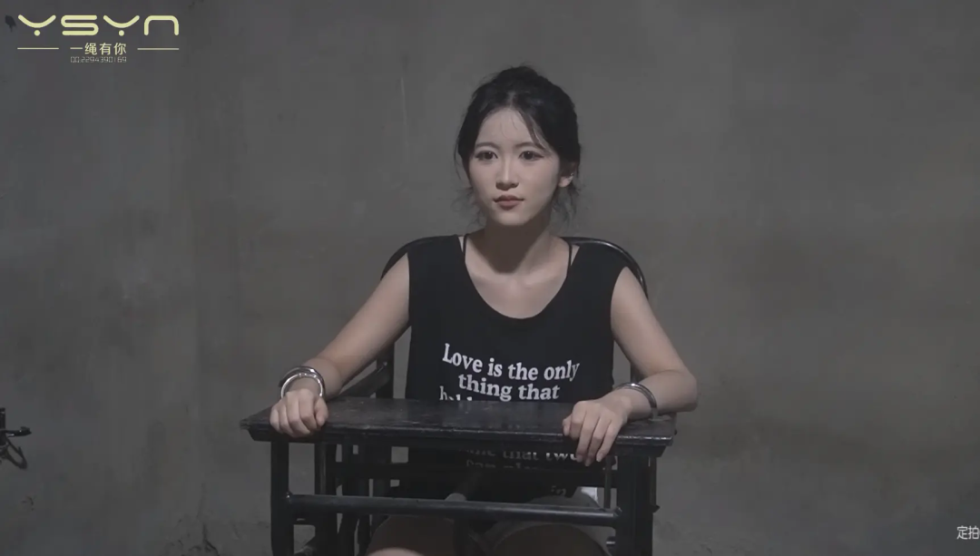 【烟引镣刑】颜值高不高大家挑一挑两个女犯因其中一个偷偷在牢房吸烟被惩罚
