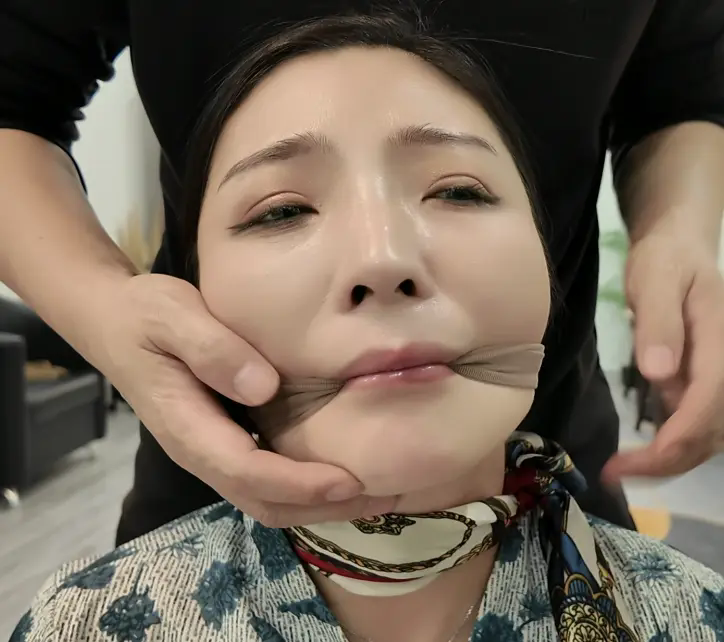 随心原创 空姐的债务危机 没钱还账被债主玩弄 最后装箱带走