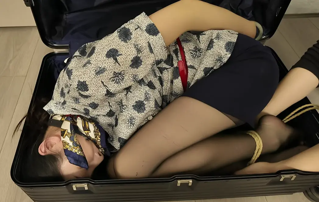 随心原创 空姐的债务危机 没钱还账被债主玩弄 最后装箱带走