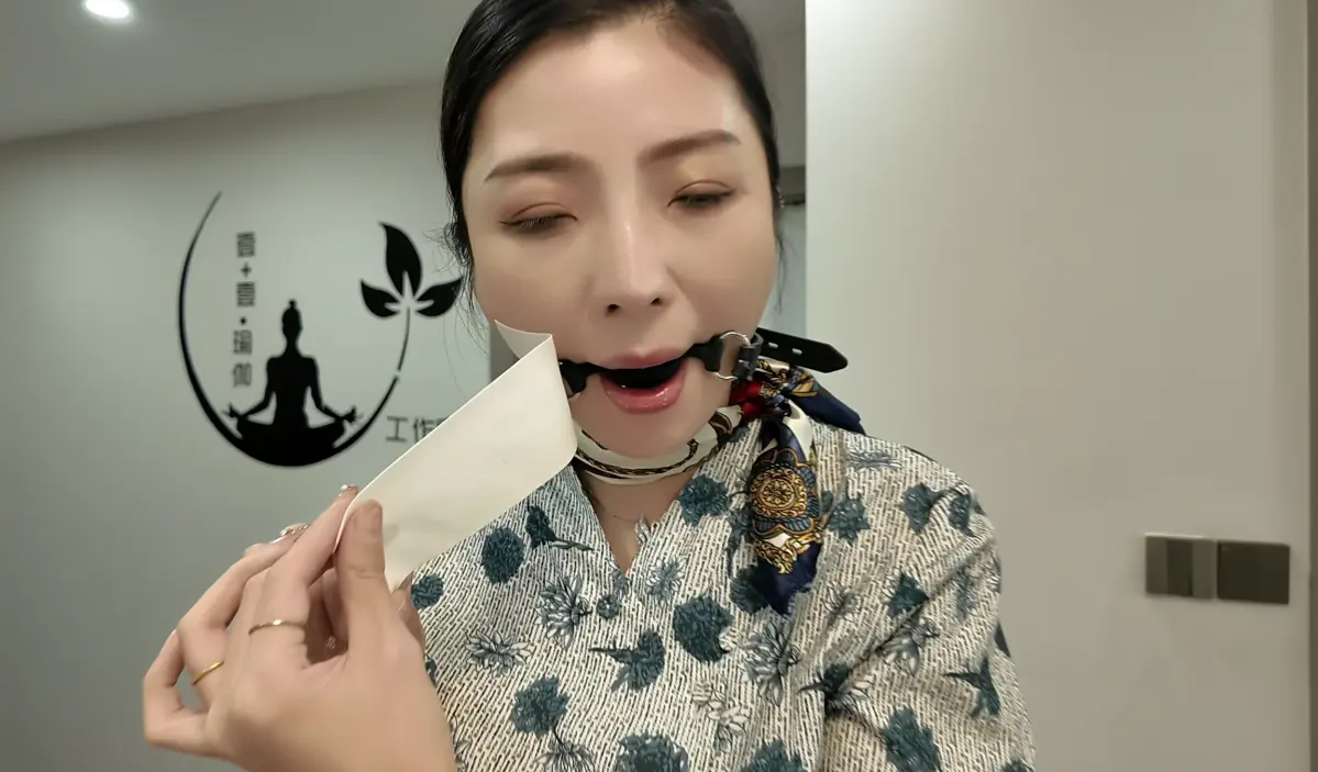 随心原创 空姐的债务危机 没钱还账被债主玩弄 最后装箱带走