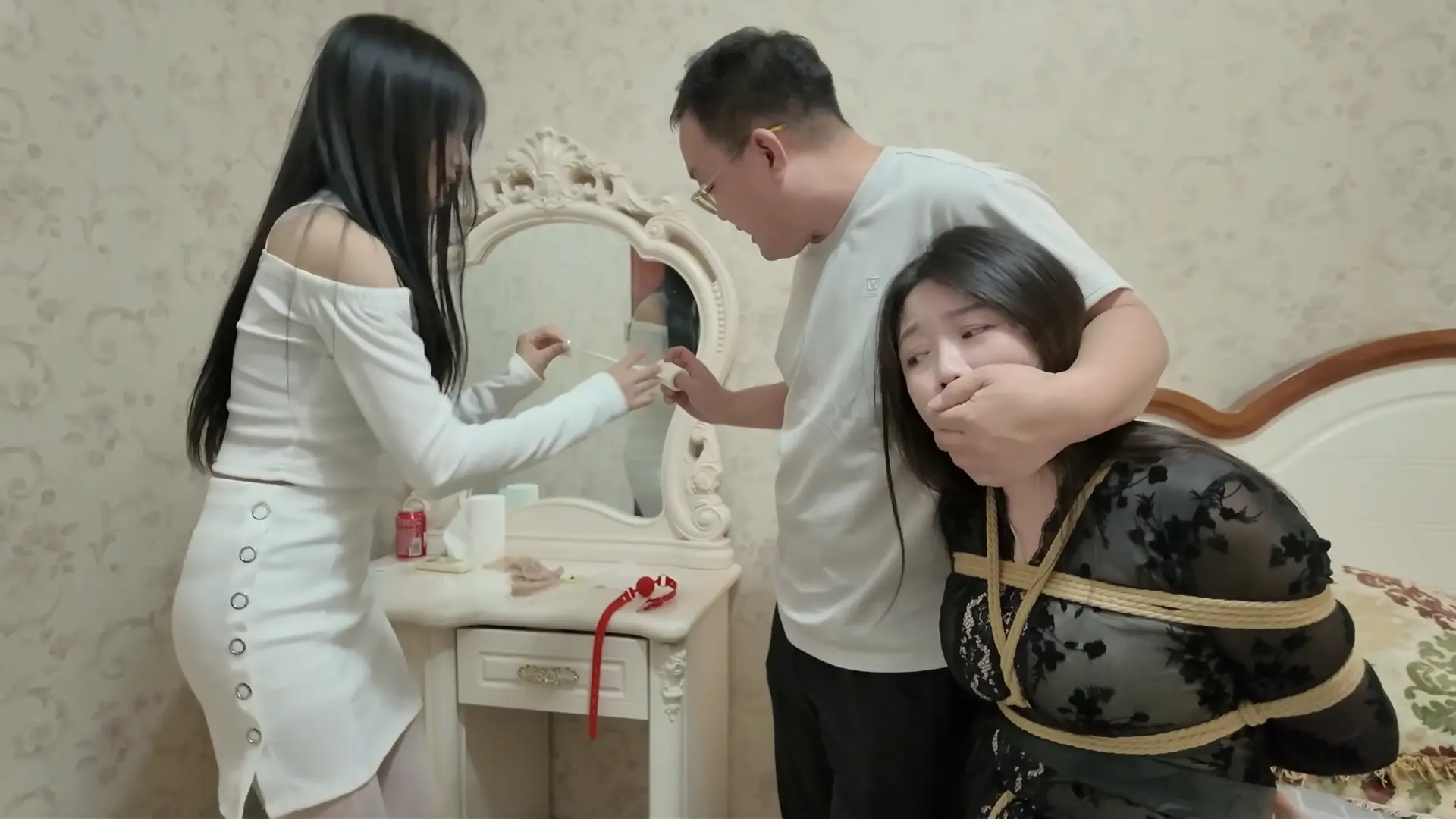 《尤物收藏夹·玩KB游戏被妈妈发现了怎么办？》【母慈女孝】【捂嘴闷绝】【丝足TK】【丰臀鞭打】