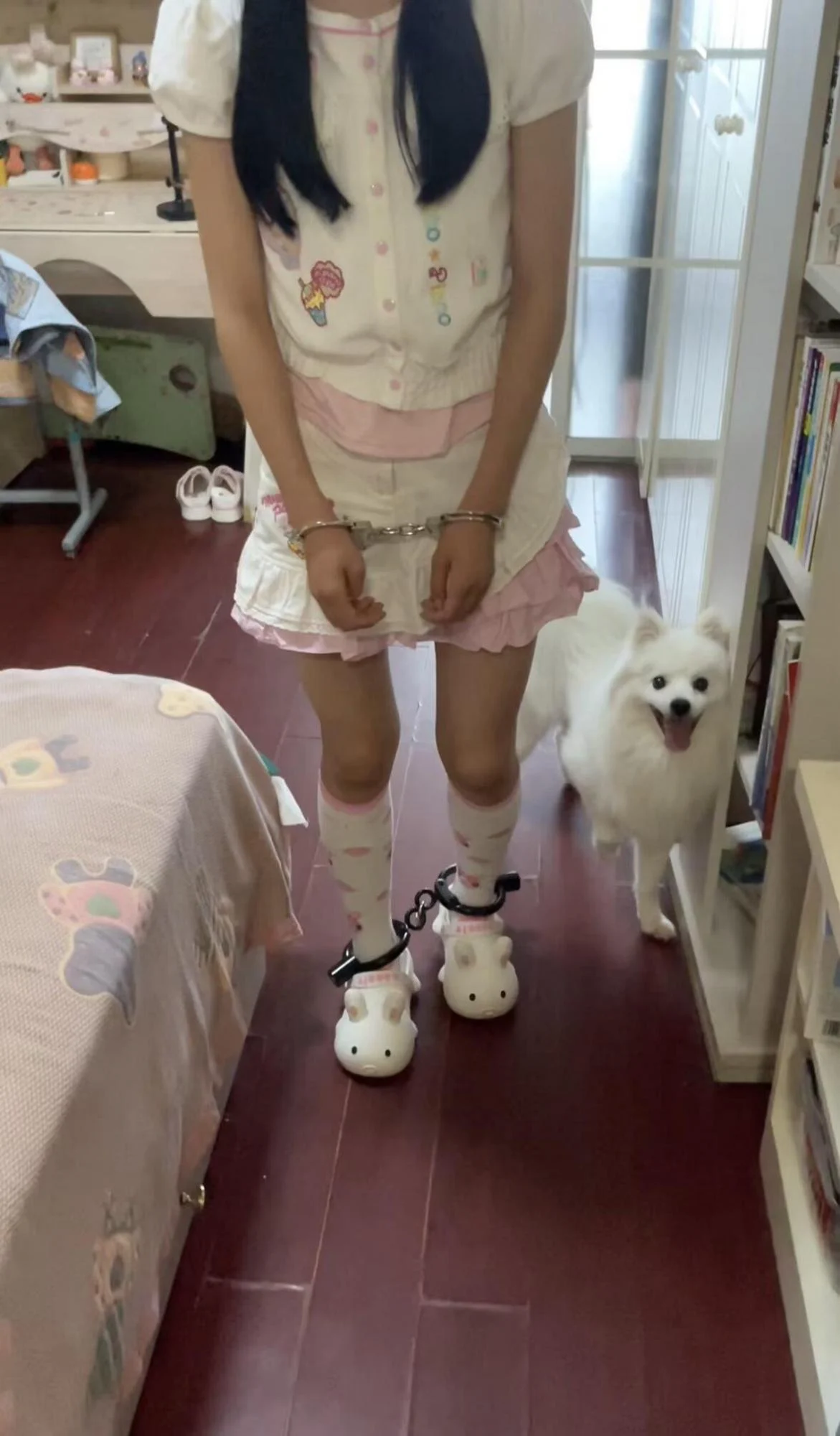 女儿服妹子的脚镣vlog-戴镣外出遛狗