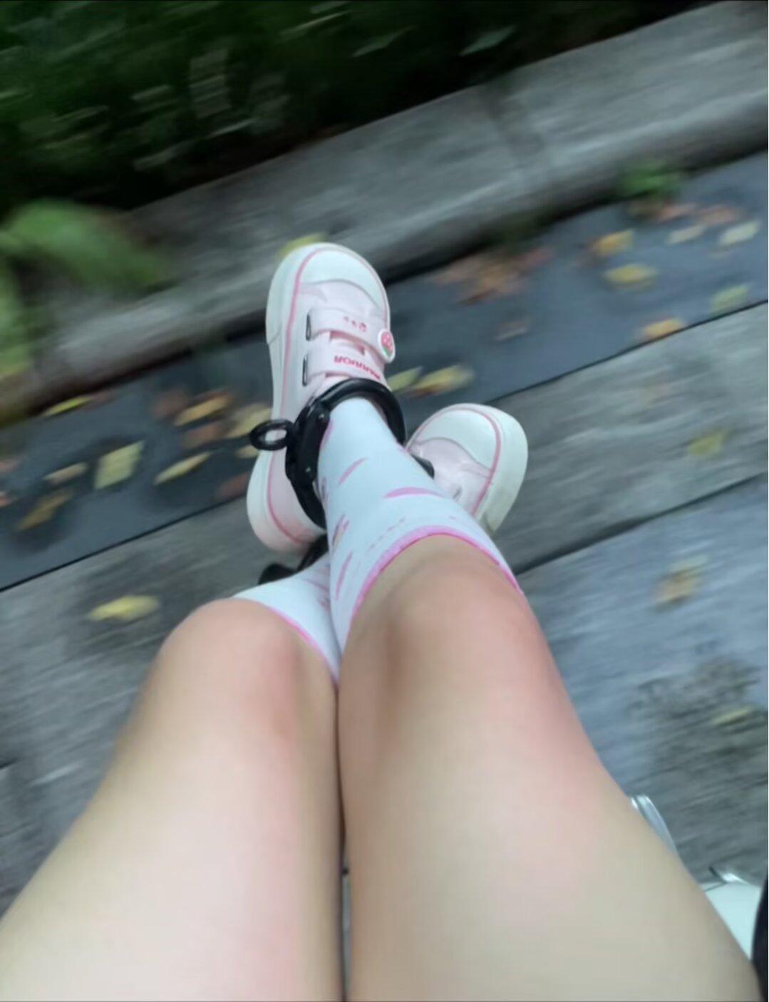 女儿服妹子的脚镣vlog-戴镣外出遛狗