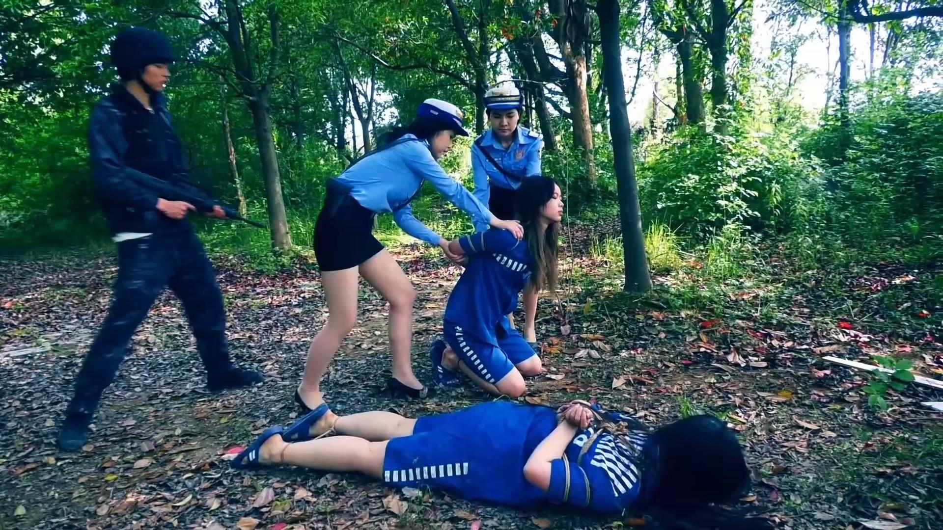 定拍转公映《毒网之下，无归之路》 女贩夏晚被捕后在弟弟的劝说下将女枭李娜缉捕归案后两人被判死刑野外执行枪决