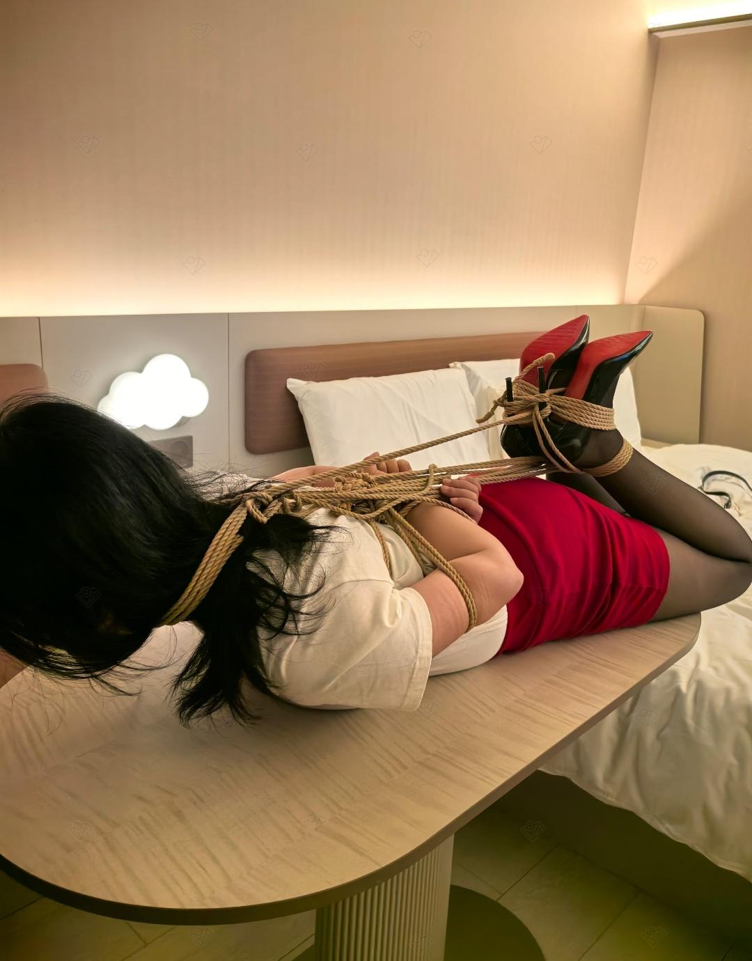 定拍转公映—曼曼的脚连接脖子的极限勒脖驷马