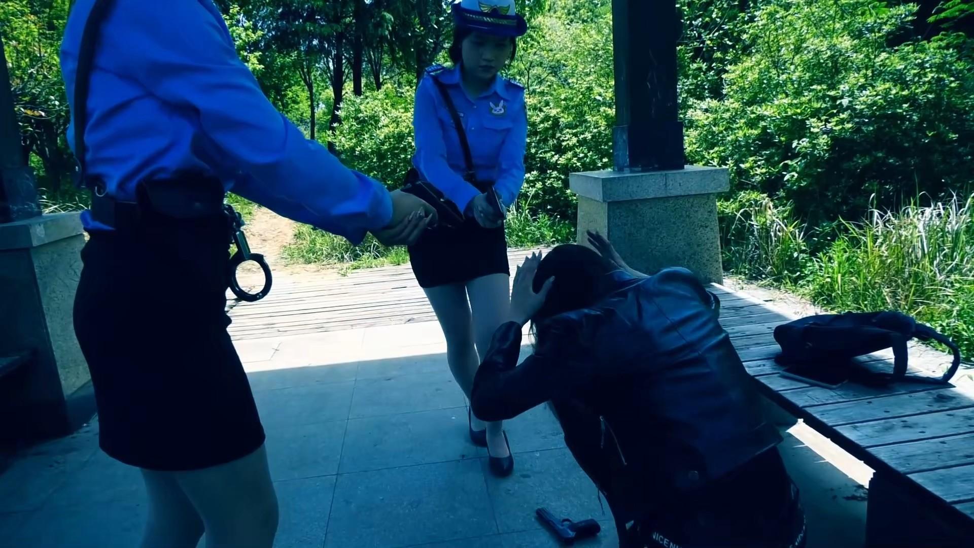 定拍转公映《毒网之下，无归之路》 女贩夏晚被捕后在弟弟的劝说下将女枭李娜缉捕归案后两人被判死刑野外执行枪决
