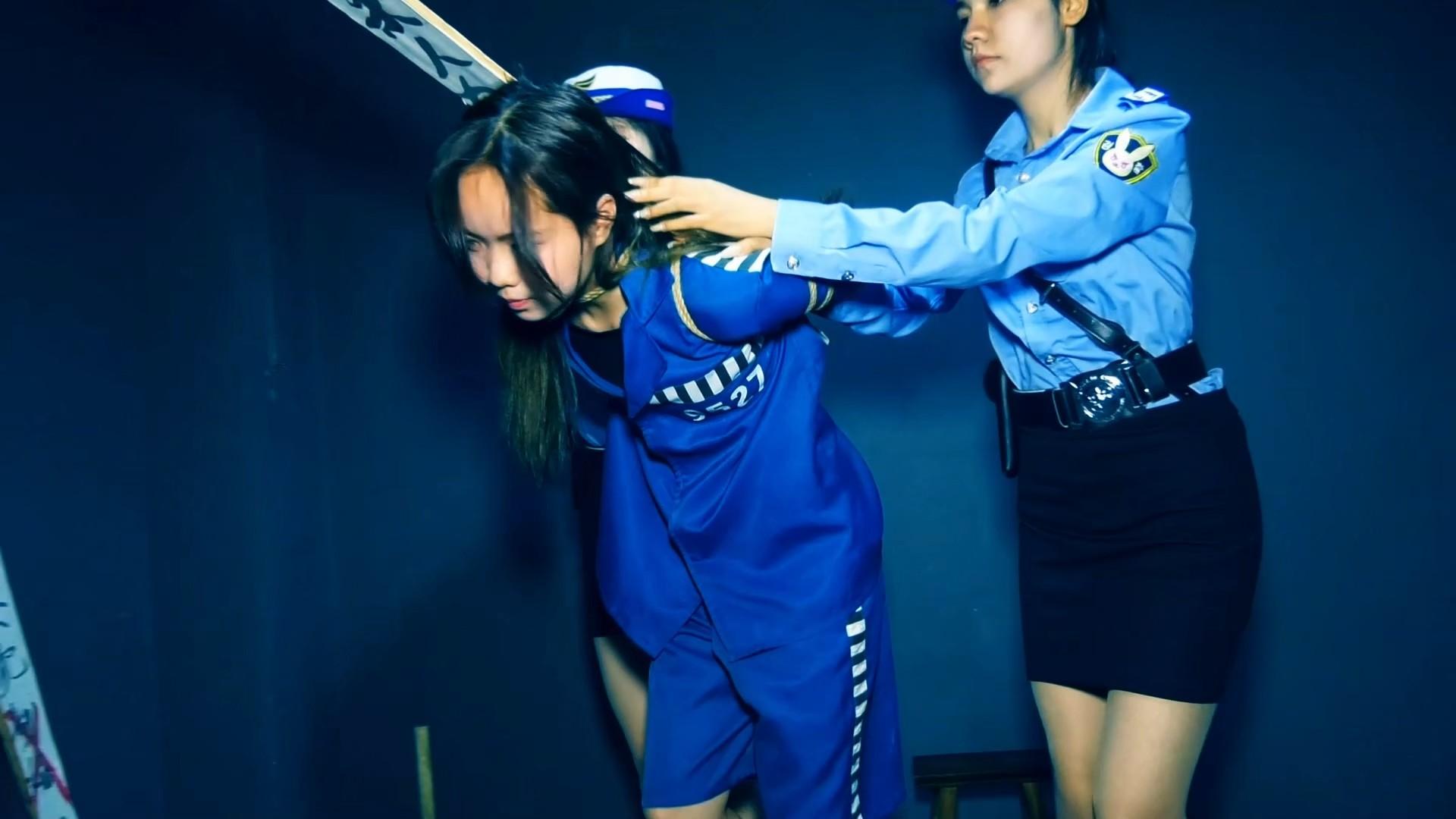 定拍转公映《毒网之下，无归之路》 女贩夏晚被捕后在弟弟的劝说下将女枭李娜缉捕归案后两人被判死刑野外执行枪决