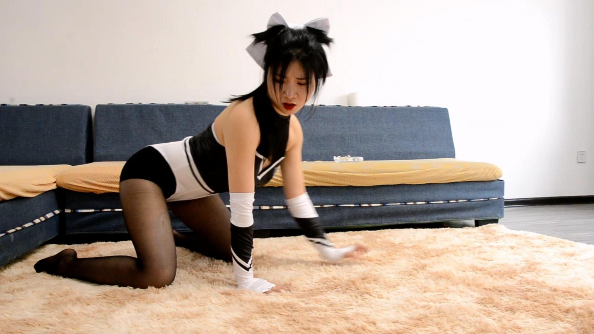 king的定拍《被催眠操控的性感cos美女》美女来拍照 被摄影师催眠 身体被完全操控 美女痛苦不堪 被迫摆出各种羞耻的姿势 被像宠物一样被肆意操控 30分钟精彩演绎
