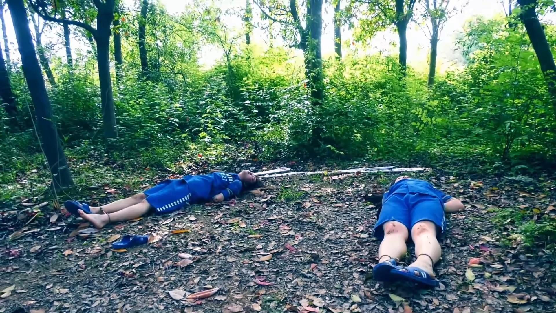 定拍转公映《毒网之下，无归之路》 女贩夏晚被捕后在弟弟的劝说下将女枭李娜缉捕归案后两人被判死刑野外执行枪决
