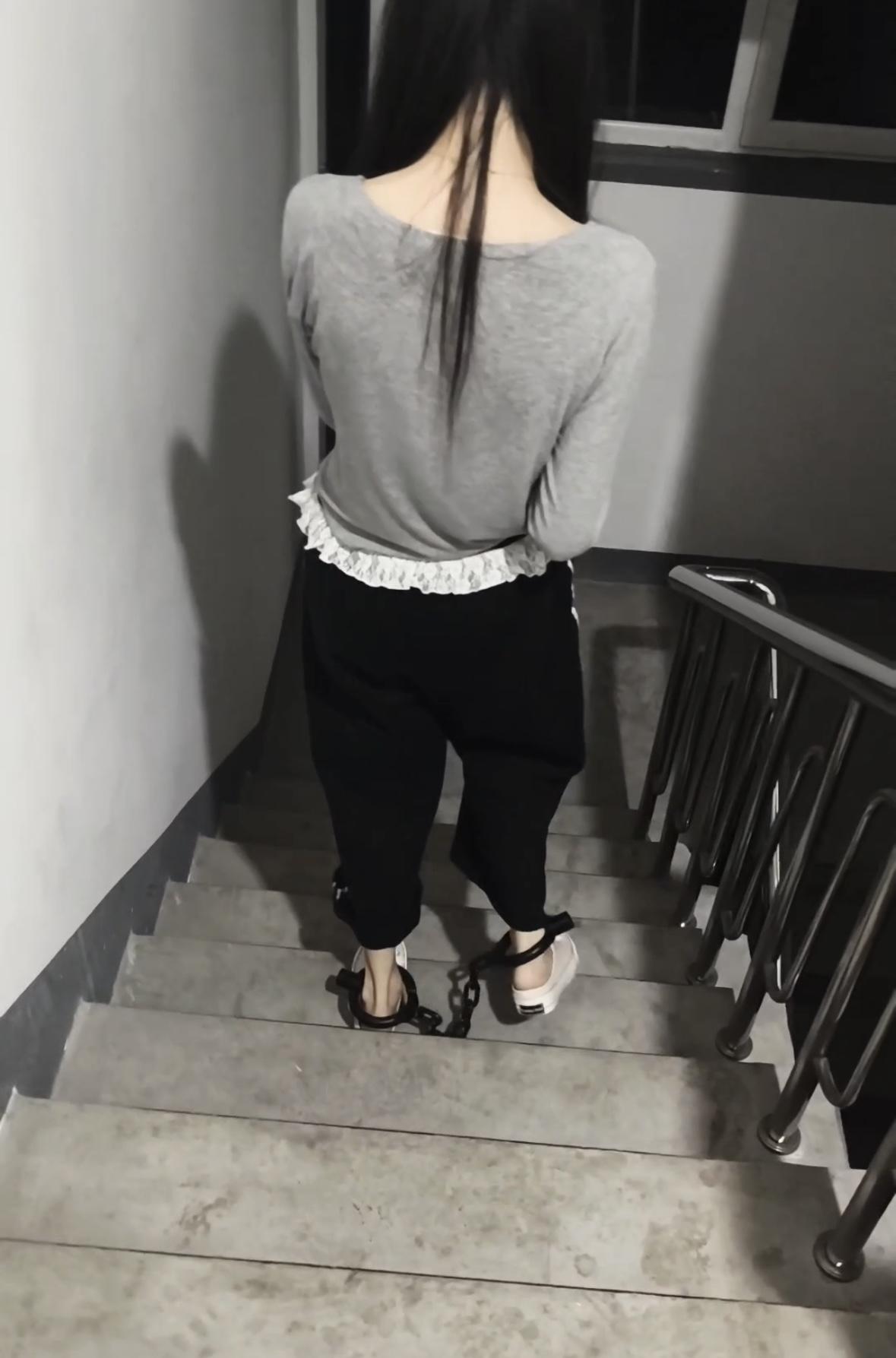 帆布鞋女大学生深夜戴脚镣去小卖店 一步镣-袜子塞嘴