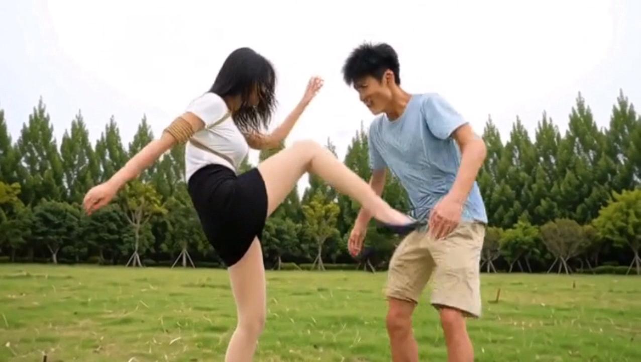 绳魔  《山林奇遇》第1集，被缚美女奔逃忙，山林深处遇张强，喜上心头盼得救，逃出虎穴遇豺狼