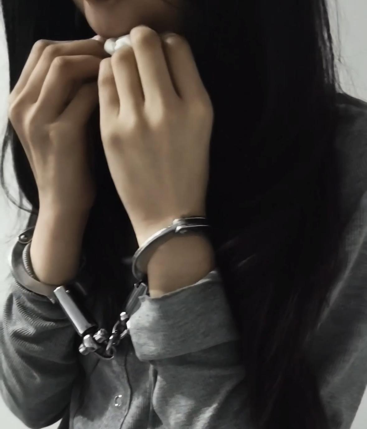 帆布鞋女大学生深夜戴脚镣去小卖店 一步镣-袜子塞嘴