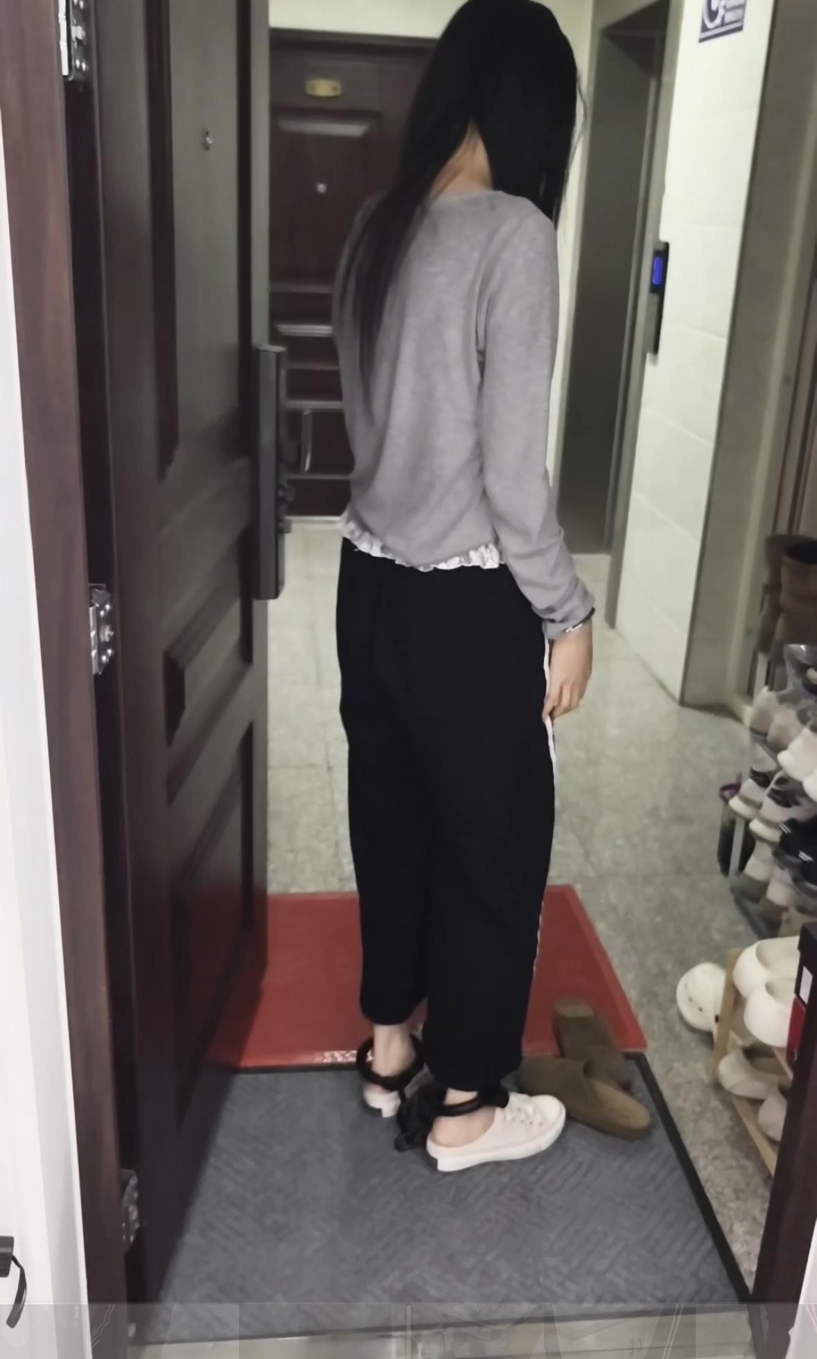 帆布鞋女大学生深夜戴脚镣去小卖店 一步镣-袜子塞嘴