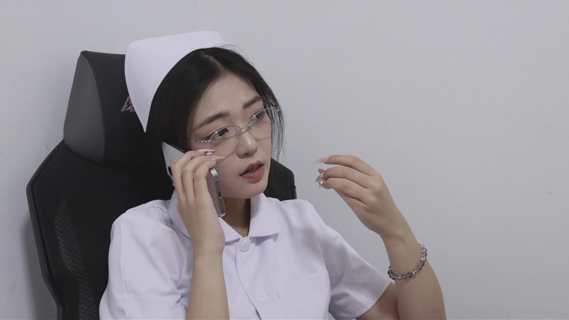 【双人佳作】【得意客定拍】《你再看看你后面呢【上】》初雪X青蓝护士装互飚演技，倒霉卧底被美女雇佣兵桌下用脚玩弄