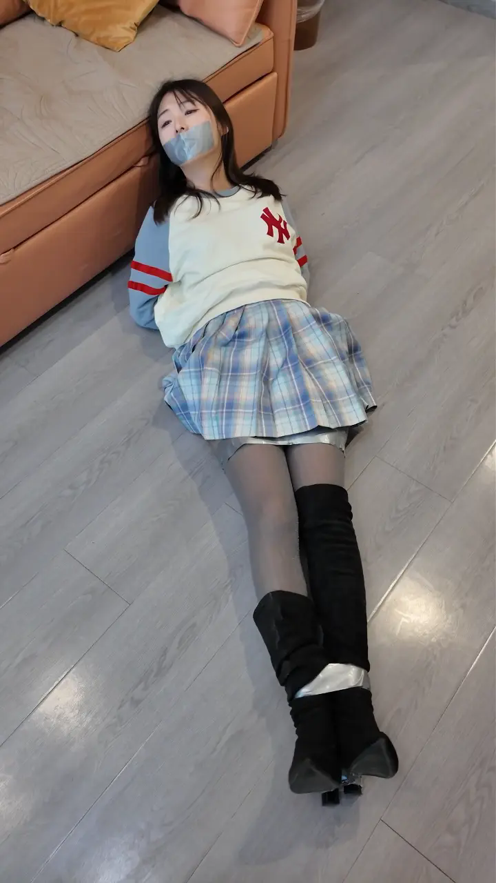【Chrisgag】独居姐姐惨遭入室绑架 胶带封嘴封眼被坏人玩弄-