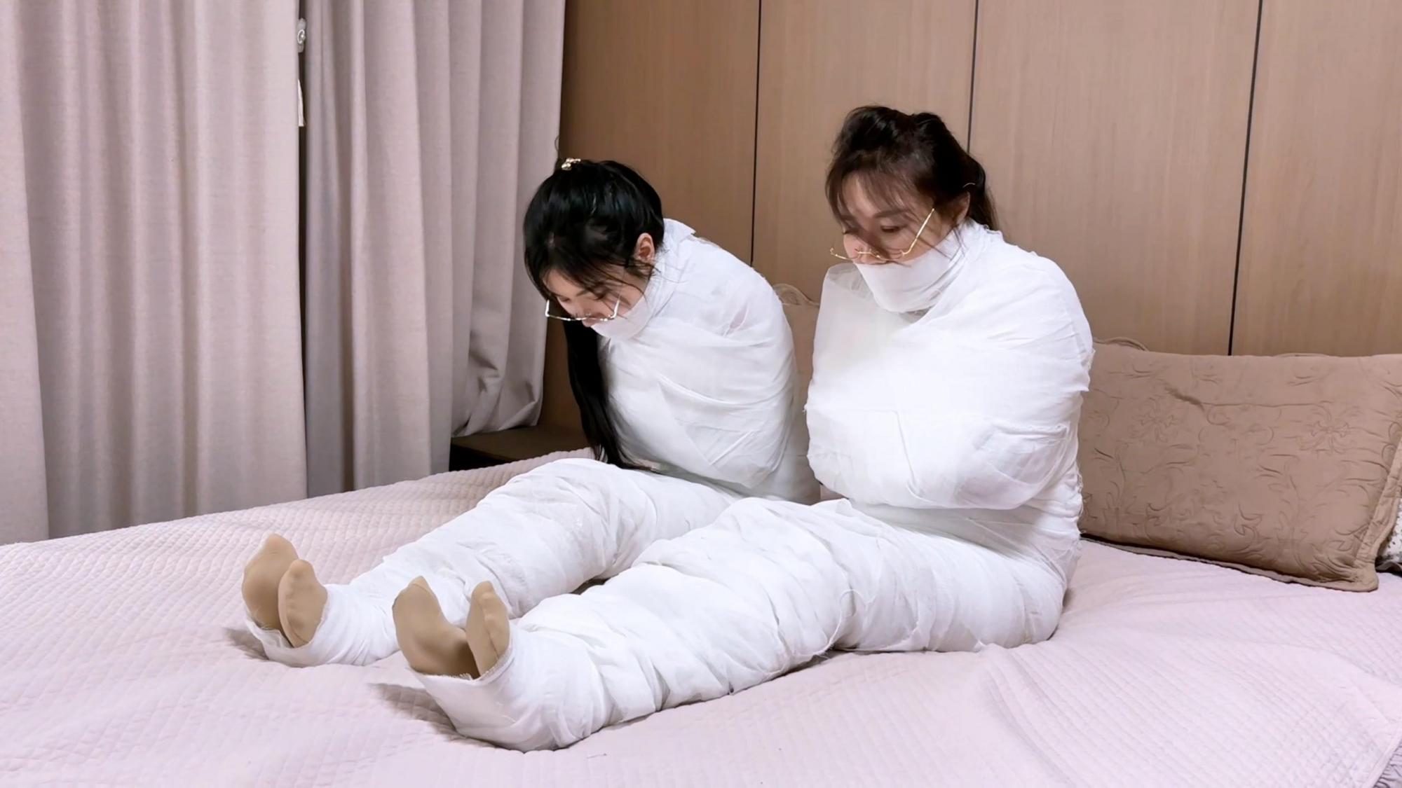 king的云雀定拍《木乃伊母女01》女儿回家发现衣柜传出呜呜声 居然是被变成木乃伊的美女 李然 吴晗 表演超棒的模特 洁白蠕动的木乃伊肉段