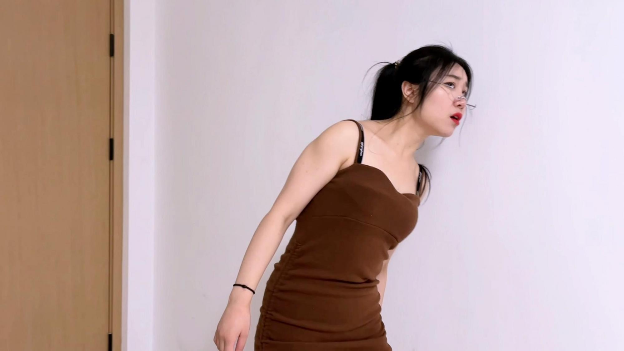 king的云雀定拍《木乃伊母女01》女儿回家发现衣柜传出呜呜声 居然是被变成木乃伊的美女 李然 吴晗 表演超棒的模特 洁白蠕动的木乃伊肉段