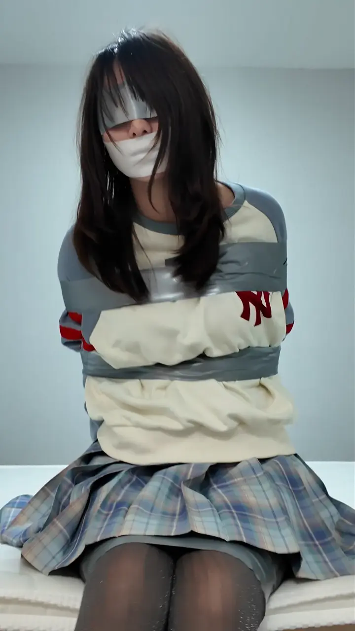 【Chrisgag】独居姐姐惨遭入室绑架 胶带封嘴封眼被坏人玩弄-