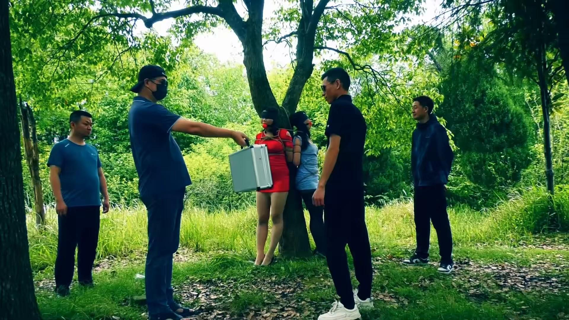 定拍转公映《绝境面试，血色圈套》 下集 逃跑失败的女大学生被抓回后禁锢在金属架和驷马捆绑 在小树林