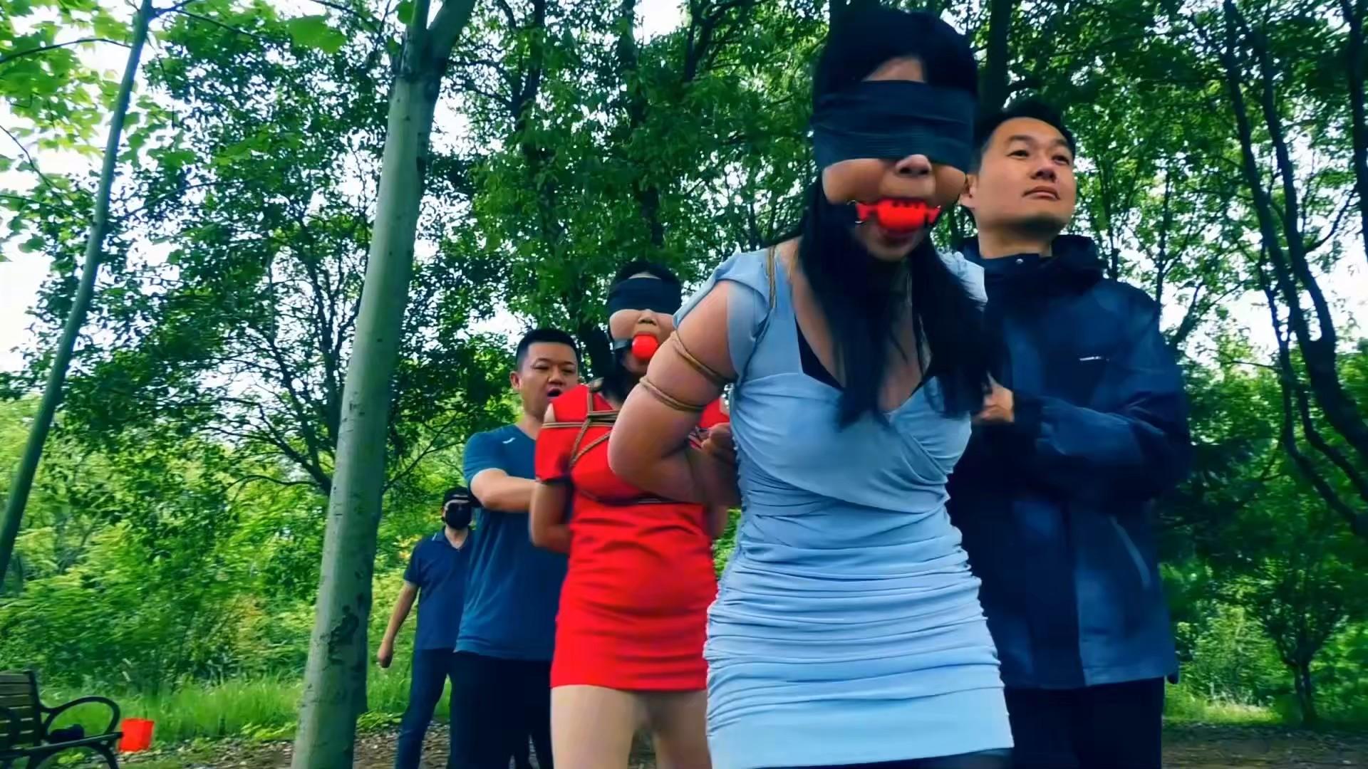 定拍转公映《绝境面试,血色圈套》 下集 逃跑失败的女大学生被抓回后禁锢在金属架和驷马捆绑 在小树林 定拍转公映《绝境面试,血色圈套》 下集 逃跑失败的女大学生被抓回后禁锢在金属架和驷马捆绑 在小树林