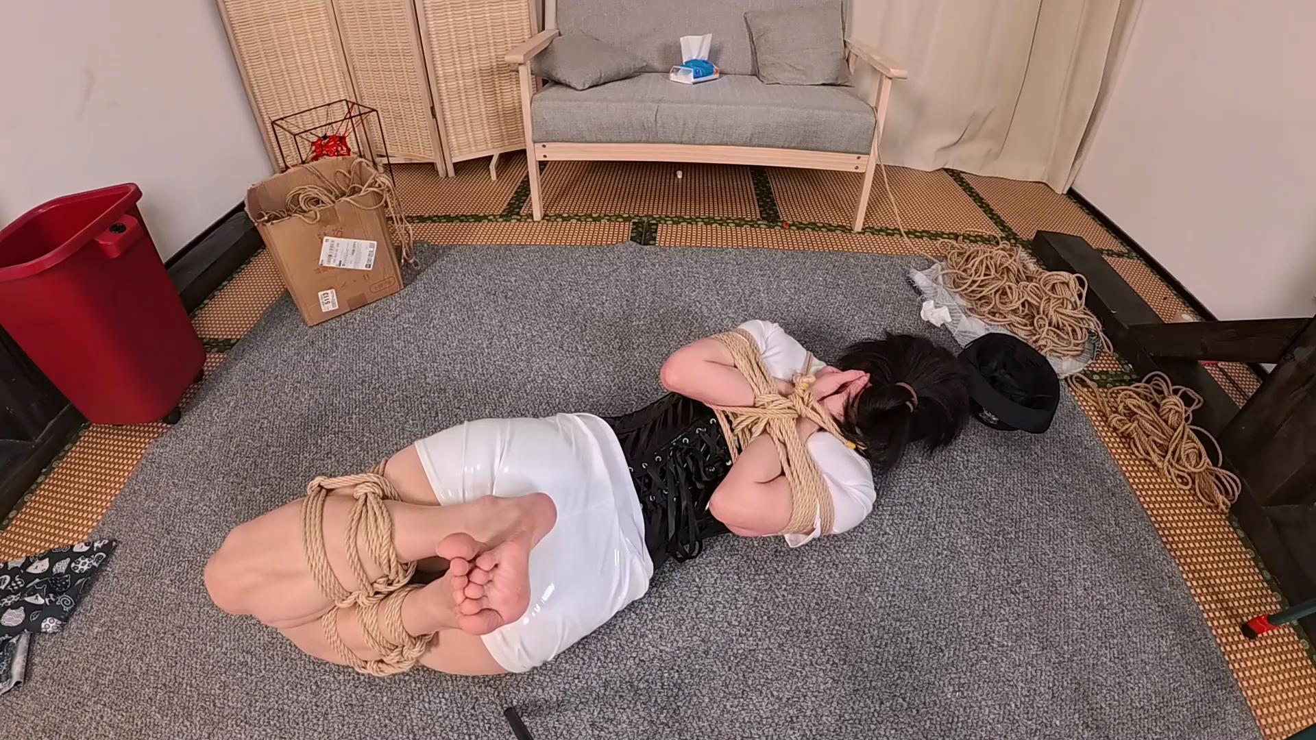 【紧缚实验室】被抓获的皮衣！一看就不像个好姑娘，务必绑好带走接受调查！