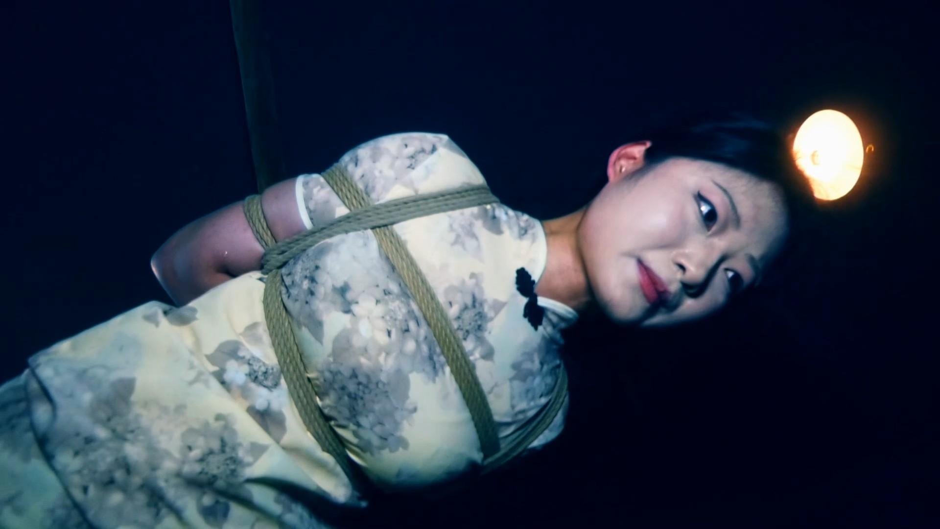定拍转公映《死牢中的对决》上集 三名女囚爱好者在死囚牢中轮流体验被刑讯折磨