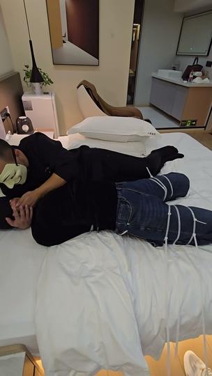 扎带后手观音超紧捆绑，扎带直臂紧缚，折磨到手臂麻木求饶，扎带折磨的失去抵抗力了