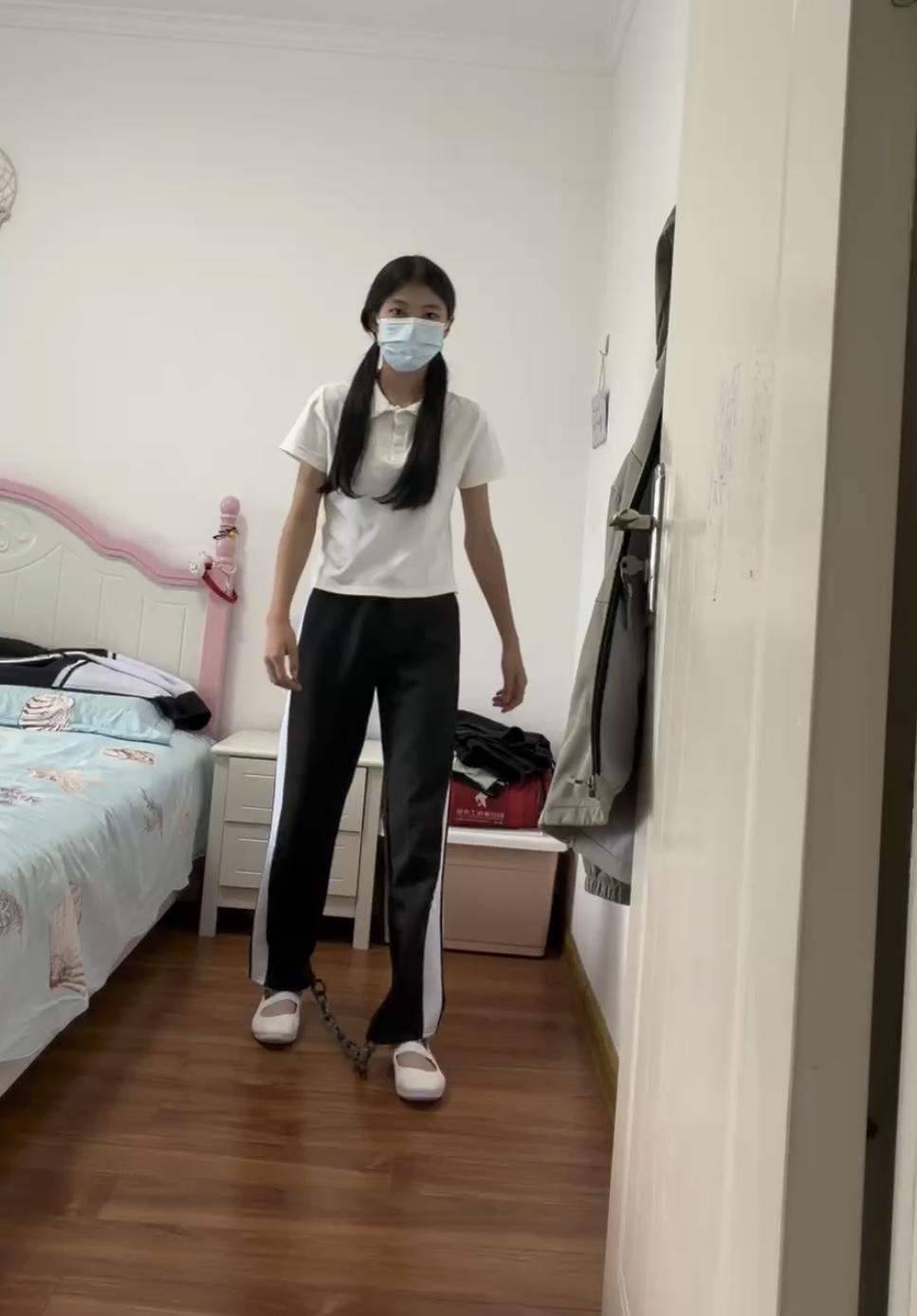 校服白一带女生的镣铐假日-踮脚吊铐与驷马铐