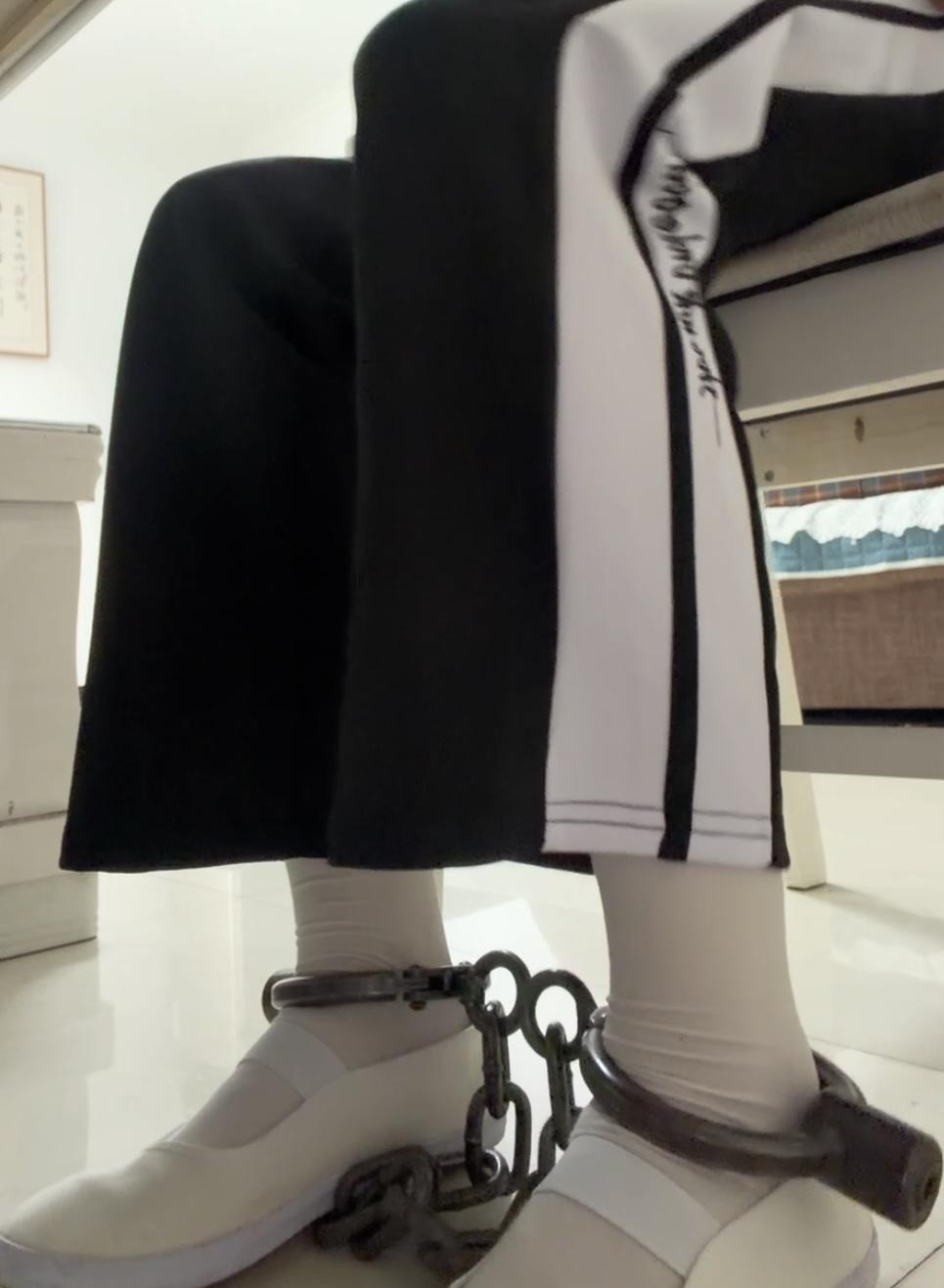 校服白一带女生的镣铐假日-踮脚吊铐与驷马铐